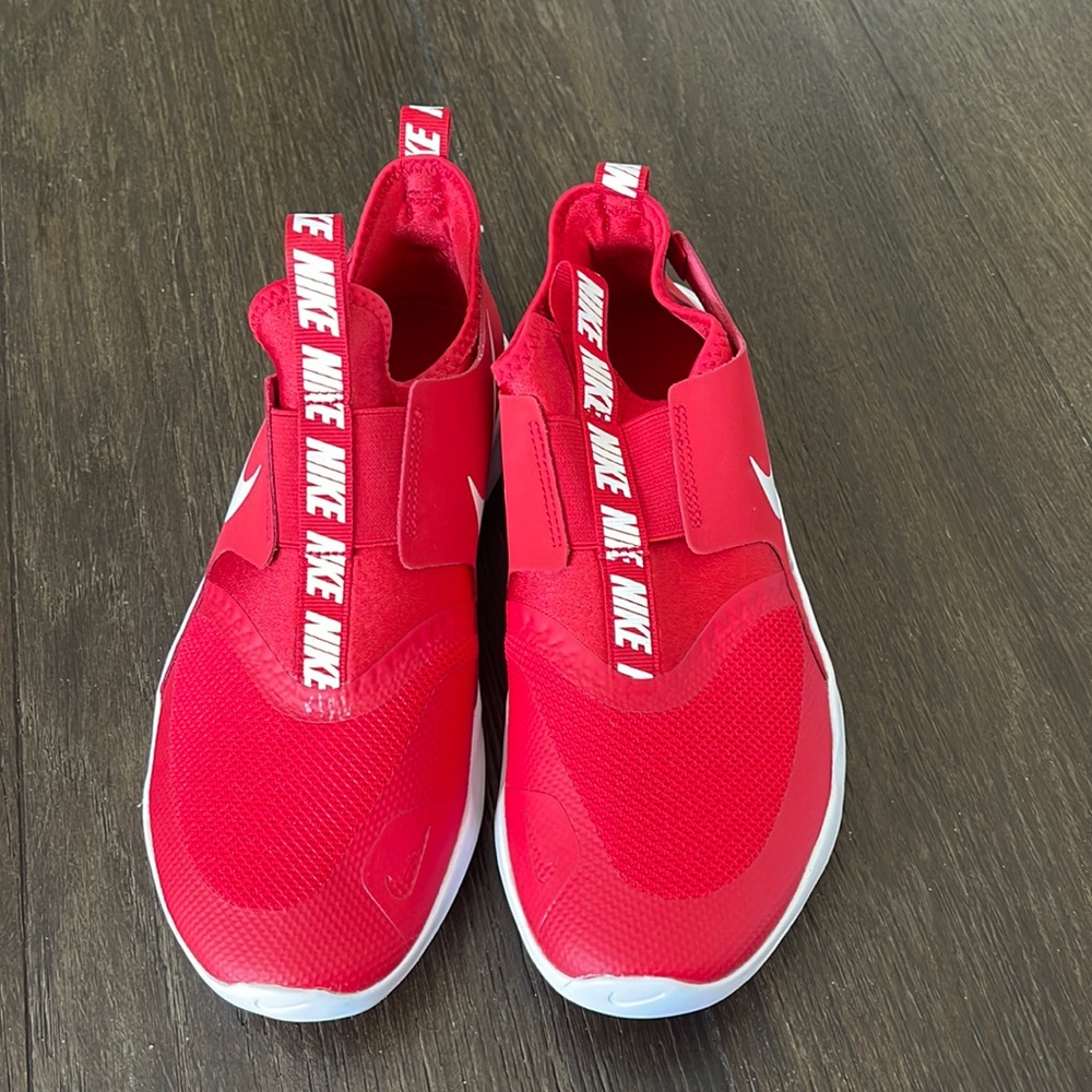 Nike new big boy sneaker size 6
